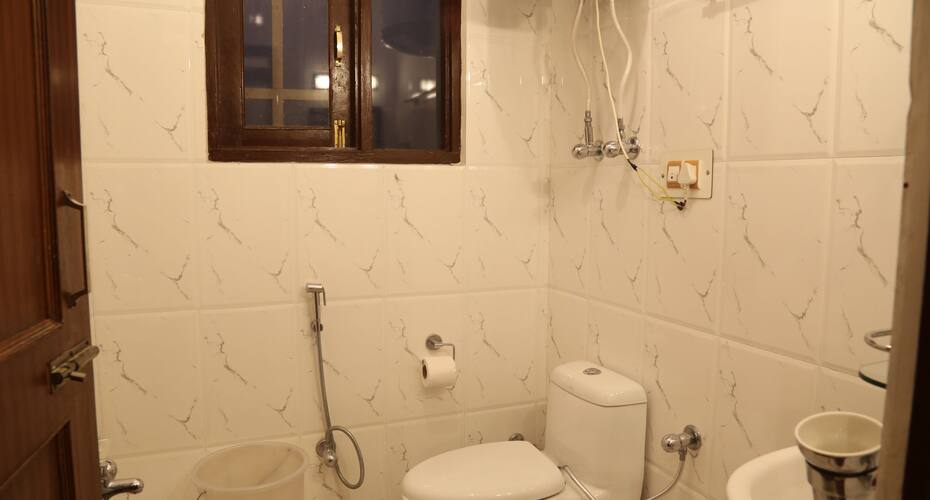 Hotel Golden Bees, Srinagar 3
